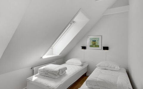 Alwina - 900M from the Sea: Bett, Schlafzimmer, Interior Design, Fussboden, Bedding, Decke, Bettdecke, Flooring, Bettrahmen, Möbel