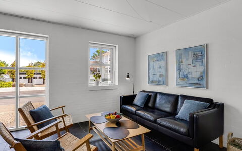 Alwina - 900M from the Sea: Wand, Flooring, Interior Design, Holz, Fussboden, Möbel, Decke, Holzboden, Couch, Wohnzimmer