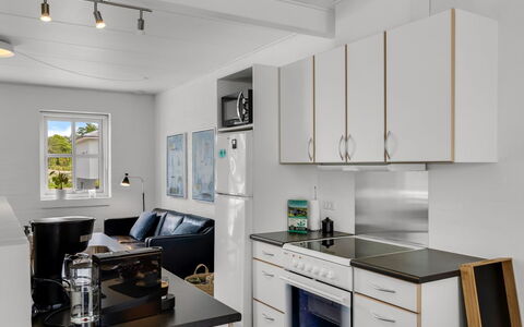 Alwina - 900M from the Sea: Küche, Küchengerät, Major Appliance, Countertop, Interior Design, Flooring, Haushaltsgerät, Möbel, Decke, Herd