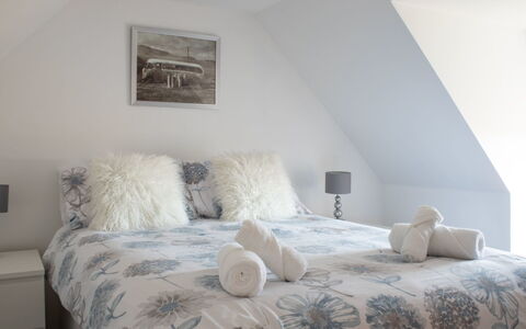 Ben Edra Croft: Bett, Schlafzimmer, Bedding, Möbel, Bettdecke, Interior Design, Holz, Linens, Decke, Textil
