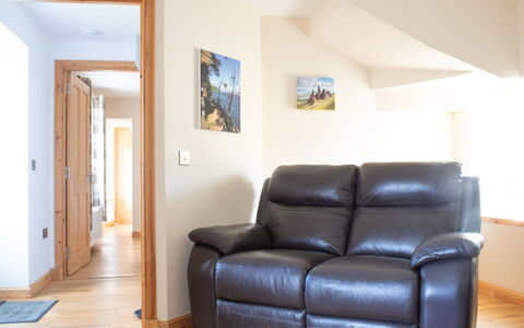 Ben Edra Croft: Möbel, Interior Design, Flooring, Wand, Fussboden, Holz, Couch, Zimmer, Wohnzimmer, Zuhause