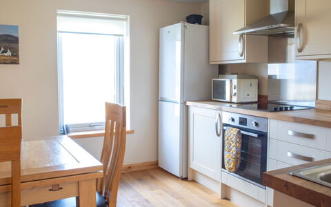 Ben Edra Croft: Möbel, Flooring, Holz, Fussboden, Interior Design, Major Appliance, Cabinetry, Zimmer, Countertop, Küche