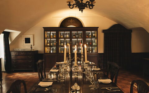 Innes House: Möbel, Interior Design, Tabelle, Light Fixture, Decke, Beleuchtung, Stuhl, Flooring, Küche & Esszimmer Tisch, Esszimmer