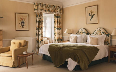 Innes House: Möbel, Interior Design, Bett, Schlafzimmer, Decke, Zimmer, Textil, Beleuchtung, Flooring, Linens