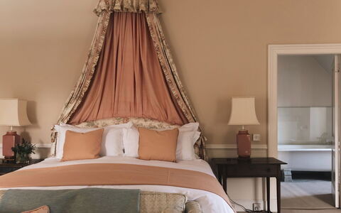 Innes House: Möbel, Bett, Interior Design, Schlafzimmer, Bedding, Bettdecke, Holz, Linens, Zimmer, Beleuchtung