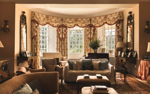 Innes House: Möbel, Interior Design, Couch, Wand, Wohnzimmer, Flooring, Holz, Fussboden, Zimmer, Zuhause