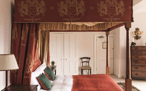 Innes House: Möbel, Interior Design, Schlafzimmer, Holz, Flooring, Bett, Fussboden, Decke, Beleuchtung, Zimmer