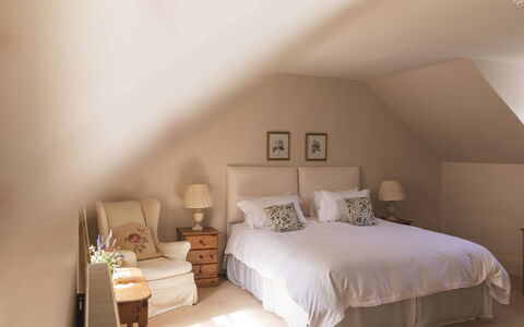 Innes House: Möbel, Bett, Interior Design, Schlafzimmer, Bedding, Wand, Bettdecke, Decke, Holz, Zimmer