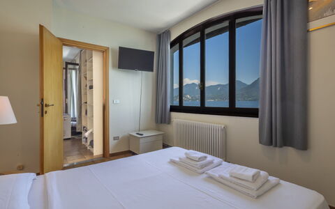 Leonard Lake: Schlafzimmer, Bett, Bedding, Bettrahmen, Bettdecke, Hotel, Matratze, Linens, Lampe, Balkon