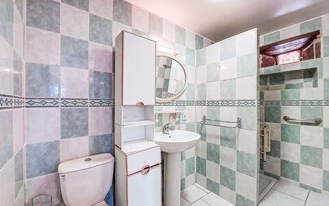 Gite de la Chapelle: Flooring, Fussboden, Armatur, Toilette, Toilleten Sitz, Badezimmer, Fliese, Installation, Decke