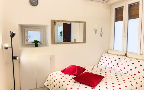Studio Piccolo al Verticale - Levanto: Möbel, Bett, Interior Design, Schlafzimmer, Bedding, Wand, Bettdecke, Fussboden, Zimmer, Holz
