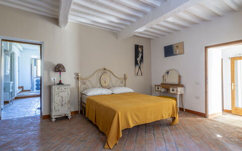 House in Sassa, Historic Tuscany Village, View: Möbel, Wand, Schlafzimmer, Bett, Flooring, Interior Design, Fussboden, Holz, Zimmer, Bettdecke