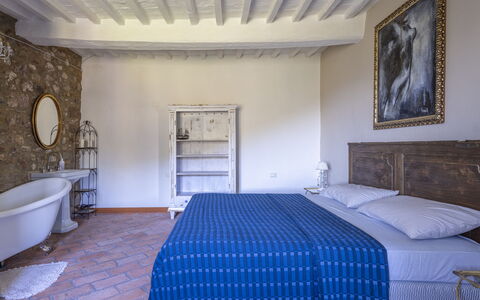 House in Sassa, Historic Tuscany Village, View: Möbel, Wand, Schlafzimmer, Flooring, Fussboden, Bett, Zuhause, Bettrahmen, Bedding, Stuhl