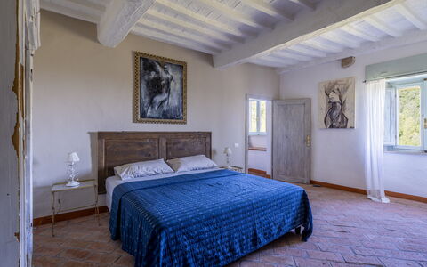 House in Sassa, Historic Tuscany Village, View: Bett, Möbel, Schlafzimmer, Bedding, Bettdecke, Wand, Flooring, Holz, Fussboden, Interior Design