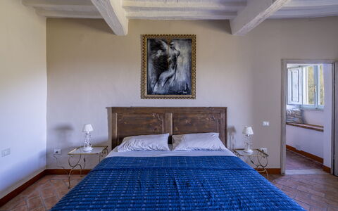 House in Sassa, Historic Tuscany Village, View: Bett, Möbel, Bedding, Schlafzimmer, Bettdecke, Interior Design, Fussboden, Flooring, Holz, Zimmer