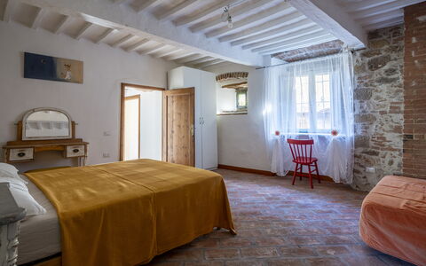 House in Sassa, Historic Tuscany Village, View: Möbel, Wand, Schlafzimmer, Bett, Holz, Flooring, Interior Design, Decke, Bettdecke, Fussboden