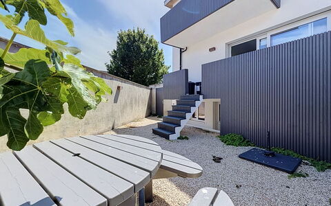 Wanderlust Belgium with Parking: Verbundwerkstoff, Schatten, Garten, Beton, Landscaping, Hinterhof, Garten, Balkon, Hof, Home Fechten