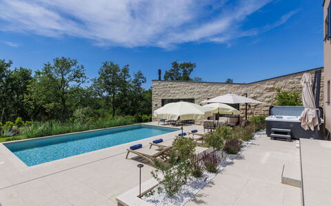 La Mari: Schwimmbad, Verbundwerkstoff, Estate, Garten, Flagstone, Schatten, Landscaping, Beton, Hof, Villa