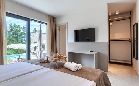 La Mari: Möbel, Wohnung, Stuhl, Schlafzimmer, Gartenmöbel, Schatten, Design, Resort, Bett, Bettrahmen
