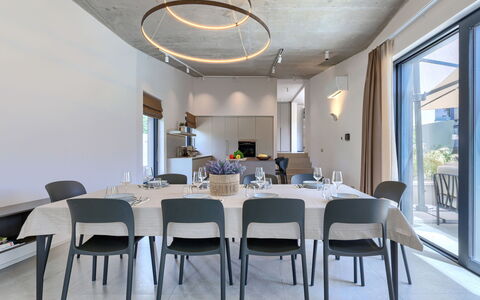La Mari: Möbel, Interior Design, Stuhl, Decke, Tabelle, Küche & Esszimmer Tisch, Light Fixture, Flooring, Esszimmer, Beleuchtung