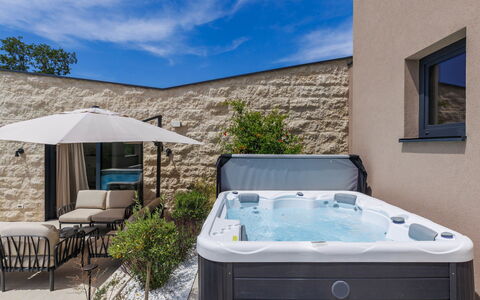 La Mari: Armatur, Badewanne, Möbel, Schwimmbad, Resort, Gartenmöbel, Jacuzzi, Stuhl, Zimmerpflanze