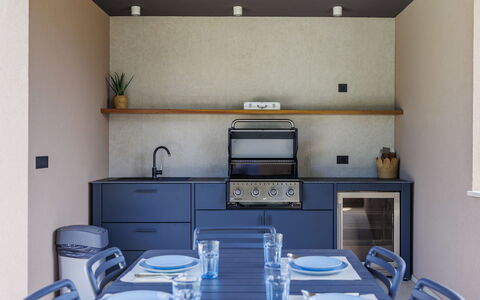 La Mari: Küche, Interior Design, Möbel, Countertop, Küchengerät, Holz, Flooring, Cabinetry, Beleuchtung, Herd