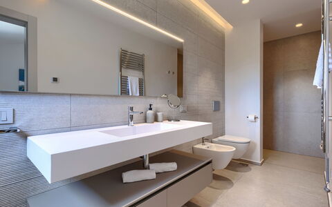 La Mari: Badezimmer, Armatur, Flooring, Bad Sink, Interior Design, Sinken, Spiegel, Fussboden, Zapfhahn, Decke