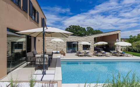 Sola: Schwimmbad, Wohngebiet, Zuhause, Estate, Schatten, Villa, Gartenmöbel, Resort, Landscaping, Beton