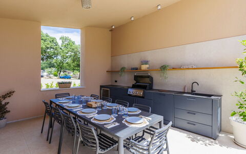 Sola: Möbel, Stuhl, Flooring, Tabelle, Küche & Esszimmer Tisch, Fussboden, Countertop, Küche, Schatten, Restaurant