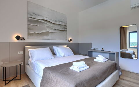 Sola: Interior Design, Flooring, Fussboden, Möbel, Schlafzimmer, Bett, Decke, Zuhause, Dekokissen, Zimmer