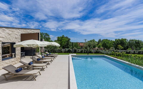 Sola: Schwimmbad, Verbundwerkstoff, Resort, Garten, Gartenmöbel, Estate, Landscaping, Eco Hotel, Schatten, Hof