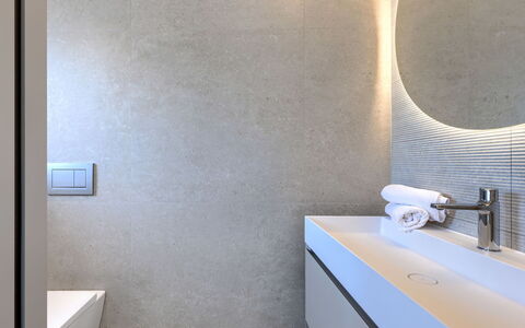 Sola: Wand, Flooring, Armatur, Interior Design, Fussboden, Badezimmer, Decke, Installation, Spiegel, Zapfhahn