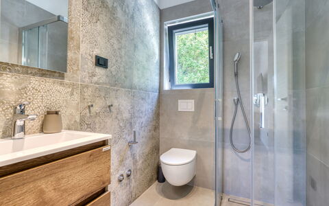 Dream: Flooring, Armatur, Badezimmer, Fussboden, Interior Design, Installation, Badezimmerschrank, Zapfhahn, Spiegel, Fliese