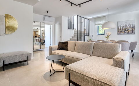 Dream: Möbel, Interior Design, Flooring, Couch, Fussboden, Wand, Wohnzimmer, Holz, Decke, Zimmer