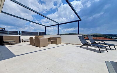 Trogir Okrug Gornji 326: Flooring, Fussboden, Verbundwerkstoff, Gartenmöbel, Stuhl, Schatten, Fliese, Design, Schwimmbad, Deck