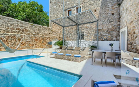 Villa Majestic: Schwimmbad, Verbundwerkstoff, Resort, Fliese, Gartenmöbel, Villa, Flagstone, Hotel, Eco Hotel