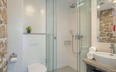 Villa Majestic: Badezimmer, Bad Sink, Armatur, Interior Design, Sinken, Flooring, Fussboden, Zapfhahn, Toilette, Spiegel