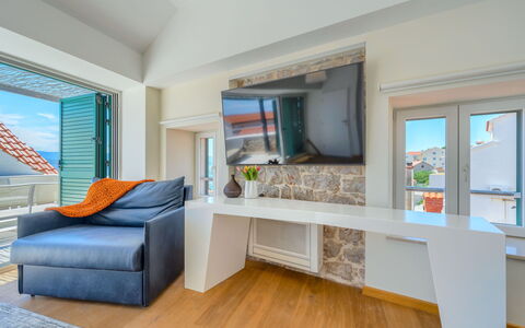 Villa Majestic: Holz, Flooring, Interior Design, Fussboden, Wohnung, Meer, Decke, Ozean, Holzbeize, Stuhl