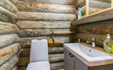 Mäkikelo: Holz, Flooring, Toilleten Sitz, Armatur, Fussboden, Toilette, Badezimmer, Installation, Decke, Sinken