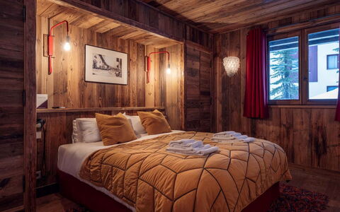 Chalet Genepy: Schlafzimmer, Holz, Interior Design, Bett, Bettdecke, Bedding, Decke, Beleuchtung, Bettrahmen, Flooring