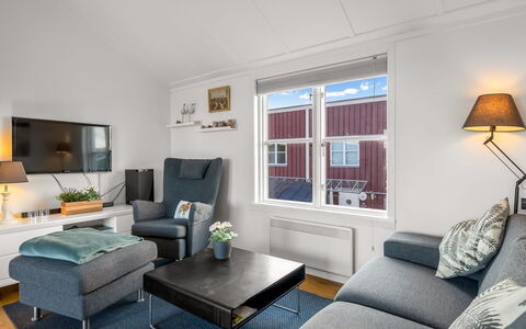 Björk - 10M from the Sea: Möbel, Couch, Interior Design, Wohnzimmer, Flooring, Fussboden, Zimmer, Decke, Wohnung
