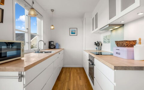 Björk - 10M from the Sea: Countertop, Küche, Cabinetry, Flooring, Interior Design, Möbel, Fussboden, Küchengerät, Holz, Major Appliance