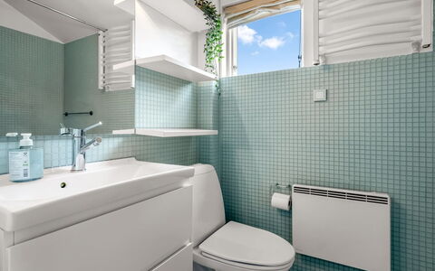 Björk - 10M from the Sea: Wand, Interior Design, Badezimmer, Flooring, Armatur, Toilette, Toilleten Sitz, Fussboden, Sinken, Fliese