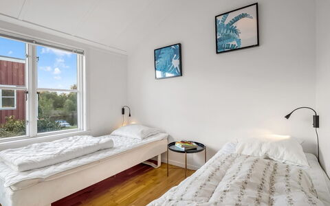 Björk - 10M from the Sea: Schlafzimmer, Bett, Bettdecke, Decke, Fussboden, Bedding, Bettrahmen, Holzboden, Kissen, Linens