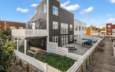 Björk - 10M from the Sea: Holz, Urban Design, Verbundwerkstoff, Wohnung, Abstellgleis, Design, Planke, Hartholz, Balkon