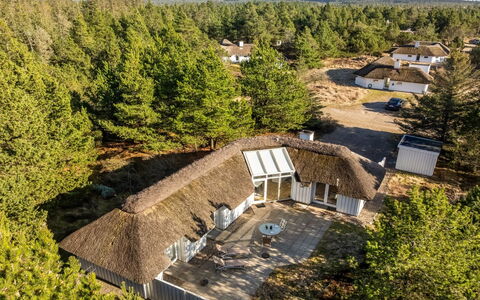 Udder - 1.3Km from the Sea: Möbel, Interior Design, Holz, Decke, Flooring, Fussboden, Holzboden, Küche & Esszimmer Tisch, Tabelle, Light Fixture