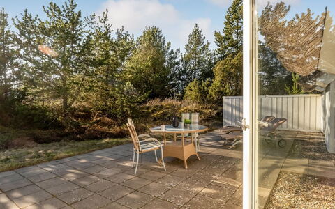 Udder - 1.3Km from the Sea: Möbel, Interior Design, Holz, Decke, Flooring, Fussboden, Holzboden, Küche & Esszimmer Tisch, Tabelle, Light Fixture