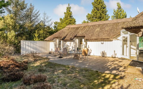 Udder - 1.3Km from the Sea: Möbel, Interior Design, Holz, Decke, Flooring, Fussboden, Holzboden, Küche & Esszimmer Tisch, Tabelle, Light Fixture