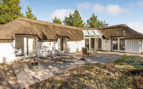 Udder - 1.3Km from the Sea: Möbel, Interior Design, Holz, Decke, Flooring, Fussboden, Holzboden, Küche & Esszimmer Tisch, Tabelle, Light Fixture