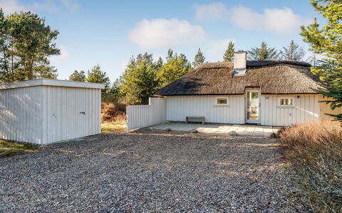 Udder - 1.3Km from the Sea: Möbel, Interior Design, Holz, Decke, Flooring, Fussboden, Holzboden, Küche & Esszimmer Tisch, Tabelle, Light Fixture